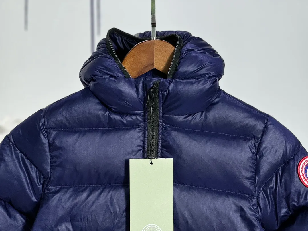 P640 CANADA GOOSE Canada Goose Crofton Children's Down Hoodie Big Goose Down Jacket 5460K Product Features ·This style uses thin channel-filled structural filling: 750-fill duck down, with lightweight fabrics and trims, lightweight and warm, allowing you to move freely ·Decorated with iconic double-stripe reflective details on the back ·Adjustable down hood sewn with reflective trim to enhance warmth and better protect against bad weather ·A weatherproof placket is designed under the two-way zipper to prevent wind and keep warm. The zipper opens from the bottom for increased range of motion and improved breathability. Power Stretch® reflective cuffs are stylish and lightweight, adding wind protection and warmth and making you more visible in low-light environments. Goose I.D. heritage label on the inside. 2 exterior pockets: Hand pockets with zipper closure and tricot fabric at the joints for softness and warmth.